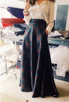 tartan maxi skirt. idk why, but this skirt is just so cute! Skirt Diy, Maxi Skirt Outfits, Skirt Maxi, A Skirt, Plaid Skirt, Mode Inspiration, Skirt Outfits, Modest Fashion