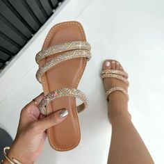 Pretty Sandals, Women Slides, Stunning Shoes, Girly Shoes, Slides, Tacos, Fashion Shoes, Slippers, Sandals