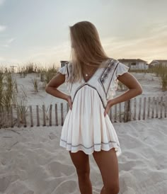 Summer Beach Vibes Outfits, Cute Casual Beach Outfits, Casual Hamptons Style, Preppy Spring Outfits 2024, Donna Sheridan Outfits, Summer Coastal Outfits, Florida Beach Outfits, Casual Sundress Outfit, 90s Summer Outfits Aesthetic