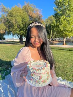 Birthday Pics Outside, Floral Birthday Photoshoot Ideas, Birthday Park Photoshoot, Birthday Picnic Photoshoot Ideas, Birthday Pictures With Cake, Picnic Poses Photo Ideas, Picnic Birthday Photoshoot, Outdoor Birthday Photoshoot Women, Birthday Picnic Photoshoot