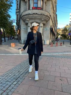 Best & Trendy Travel Outfit Ideas For Spring 2023 Coffee Blazer Outfit, Winter Fannypack Outfit, Winter Outfit Poses, Sweats With Blazer Outfit, Belt Bag Winter Outfit, Turkey Fall Outfit, Winter Outfits Tourist, Blazer Athleisure Outfit, Tourist Winter Outfit