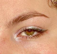 Minimalistic Euphoria inspired makeup. Revlon cream eyeshadow. Subtle Glitter Eye Makeup, Minimal Eyeshadow, Revlon Cream Eyeshadow, White Glitter Eyeshadow, Frosted Eyeshadow, Pearlescent Eyeshadow, Euphoria Inspired Makeup, Simple Eyeshadow Looks, Silver Eyeliner