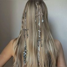 Bows In Hair, Coachella Hair, Hair Chains, Hair Adornments, Favorite Hairstyles, Mermaid Hair, Hair Beads, Pearl Hair, Womens Haircuts