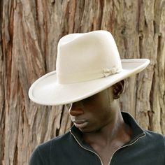 Mens fedora hat wide brim. Made of 200 grams of merino wool felt capeline (7.05 ounces) . It is a high quality felt that retains the shape of the hat Garnished with a ivory grosgrain ribbon of 2.5 centimeters wide. Elegant fedora for man and woman. The measurements in centimeters are 36 x 34. Brim length 9.5. (These measurements may vary slightly depending on the size of the hat) For its elaboration we only use hoods and capelines of resistant wool felt of very good quality. In our workshop in t White Fur Felt Fedora With Curved Brim, Winter White Wide Brim Fedora, White Curved Brim Fur Felt Hat, Classic White Fur Felt Hat Band, Classic White Fur Felt Hat, Elegant White Fur Felt Hat Band, White Wide Brim Fur Felt Hat, White Western Style Fur Felt Hat, Fedora Men