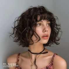 Short 2b Hair With Bangs, Hairstyles Wavy Short Hair, Haïr Cut For Round Face Wavy Hair, Curly One Length Bob, Curly Bob With Wispy Bangs, Short Bob Curly Haircuts, Short Curly Hair From The Back, Bangs With Short Curly Hair, Curly Bob With Micro Bangs