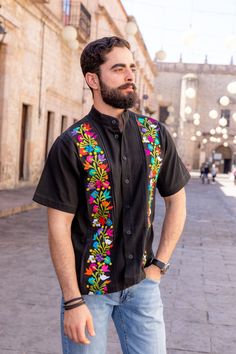 Traditional Black Shirt With Floral Embroidery, Traditional Black Embroidered Shirt, Hispanic Outfits, Mexican Shirts For Men, Chambelan Outfits, Casual Wedding Suit, Enby Fashion, Mexican Style Dresses, Poncho With Sleeves