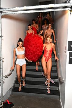 Flapper Hair, Victoria Secret Runway, Model Runway, Assalamualaikum Image, Pink Costume, Victoria's Secret Fashion Show, Vs Angels