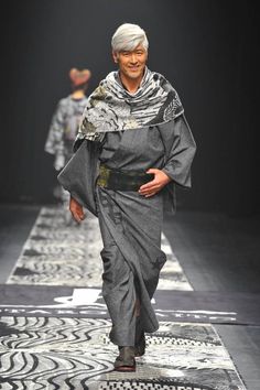 Jotaro Saito Fall/Winter 2016/2017 - Mercedes-Benz Fashion Week Tokyo Japanese Style Clothing, Men's Kimono, Tokyo Fashion Week, Modern Kimono, Modern Hanbok, Male Kimono, Japanese Clothing, Kimono Pattern, Beautiful Kimonos