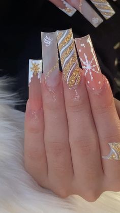 Gold White Nails Christmas, Winter Nails Coffin Shape, Silver And Gold Christmas Nails, Gold And White Christmas Nails, White And Gold Christmas Nails, Gold Christmas Nail Designs, Emerald Green Christmas Nails, Dec Nails, Nails Polish Designs