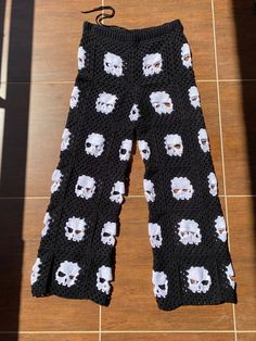 ️Crochet Skull Pants & Tops for Adults, Men, Women, Handmade Crochet Skull Pant and Top, Handmade, Crocheted Granny Square Pants, Hand knitted Pant, Clothes ☠️ These skull tops & pants are comfy and stylish to wear any time you want 💀 ⚫PLEASE, CHECK THE SIZE GUIDE AT PHOTOS TO BE SURE ABOUT YOUR SIZE ⚪IF YOU NEED HELP, YOU CAN REACH OUT ME VIA ETSY MESSAGING ANYTIME ⚫Additionally, you can share your personal measurements to get better fit ⚪Pant has belt to arrange it according to your waist ⚫Yo Crochet Skull Pants Pattern Free, Crochet Skull Top Free Pattern, Crochet Skull Trousers, Crochet Skull Sweater Pattern, Crochet Skull Top, Skull Pant, Pants Skull