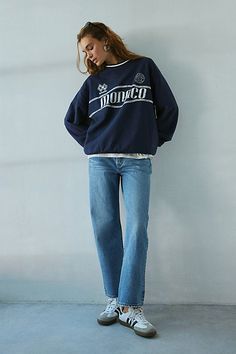 Good American 90s Jeans, Good Style Women, 90s Street Fashion Women, Loose Straight Leg Jeans Outfits, Staple Clothing Items, Classic Denim Jeans, 90s Sneakers Outfit, Nyc Streetwear Fashion, Levis 501 90s Outfit