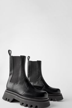 Si tú también sueñas con los botines de Bottega Veneta, estas versiones low-cost podrían calmar tu ansia de gastar a lo loco Winter Wishlist, Sneaker Outfits, Paris Style, Zara Boots, Shoe Inspo, Aesthetic Shoes, Boots Leather, Chunky Boots