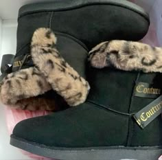 2023 Winter Shoes, Juicy Couture Winter, Rich Shoes, 2000 Shoes, 2000s Shoes, Juicy Couture Boots, Y2k Boots, Fluffy Boots