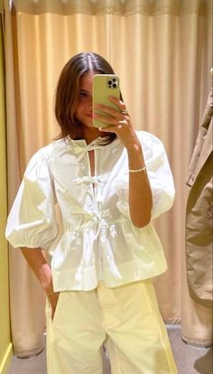 Yellow Blouse Outfit Work, Ganni Shirt Outfit, Trendy Summer Outfits 2024, Pastel Summer Outfits, Blouse Styling, Puffy Blouse, Clean Outfit, Outfit Blouse, Aesthetic Outfit