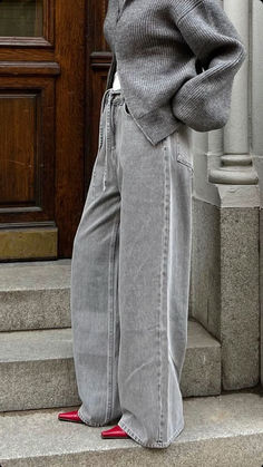 Dark Grey Wide Leg Pants Outfit, Gray Denim Outfit, Dark Grey Jeans Outfit Ideas, Gray Wide Pants Outfit, Gray Denim Pants Outfit, Wide Leg Gray Pants Outfit, Gray Wide Leg Jeans Outfit, Gray Blue Outfit, Dark Gray Jeans Outfit