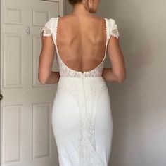 the back of a woman's white wedding dress