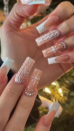 Long Nail Christmas Design, White Winter Acrylic Nails, New York Nails Aesthetic, Christmas Nails Y2k, City Girl Nails, Christmas Y2k Nails, Trendy Christmas Nails 2023, Christmas Nails 2023 Trends, Christmas Vacation Nails