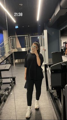 Gym Mirror Selfie, Modest Gym, Modest Gym Outfit, Summer Workout Outfits, Modele Fitness, Gym Pictures, Gym Attire