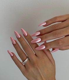 Explore stunning pink chrome nail ideas for 2024. Elevate your style with chic, trendy designs. Paznokcie Hello Kitty, Kutek Disney, Pink Chrome Nails, Chrome Nails Designs, Nagel Tips, Makijaż Smokey Eye, Pearl Nails, Metallic Nails, New Year's Nails