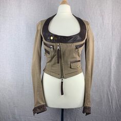 Brand: Dsquared2 Item: Biker Color: Tan Material: Cotton Size: It 42 Fr 38 M Made In: Italy Condition: 9/10 - Very Good Fastening: Zip Shoulder To Shoulder (Cm): 35,5 Length (Cm): 48 Underarm To Underarm (Cm): 42 Shoulder To Cuff (Cm): 65 Shoulder To Shoulder (In): 14 Length (In): 19 Underarm To Underarm (In): 16 3/4 Shoulder To Cuff (In): 25 3/4 Most Measurements Are Taken Flat (When Applicable). For A Smooth Transaction, Do Not Hesitate To Ask Me Any Questions. We Ship Every Afternoons. Find Us Everywhere @Forgottenlaundry Designer Fitted Biker Jacket With Zipper Closure, Designer Fitted Biker Jacket With Zipper, Designer Fitted Brown Biker Jacket, Outdoor Fitted Biker Jacket With Zipper, Fitted Brown Biker Jacket For Outdoor, Designer Fitted Outerwear For Outdoor, Designer Fitted Outdoor Outerwear, Moto Jacket, Clothing Items