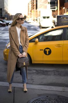 #pochettemetisoutfit #louisvuittonhandbags #louisvuittonoutfit #louisvuitton #lvhandbags Pochette Metis Outfit, Camel Coat Outfit Casual, Brooklyn Blonde, Camel Coat Outfit, Outfit Curvy, Coat Fashion, Outfit Idea