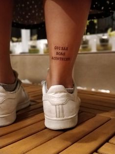 a woman's foot with the words costas bonas alquiticaca written on it