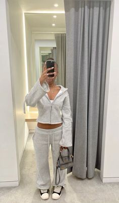 #falloutfitsforwomen #outfits #tracksuit Cropped Tracksuit Outfit, Hoodrich Outfit Women, Airport Tracksuit Outfit, Winter Outfits Tracksuit, Tracksuits Outfits Women, Workout Jacket Outfits, Juicy Tracksuit Outfit, Grey Tracksuit Outfit Women, Outfit Aeroport