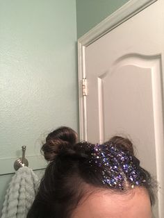 Glitter Middle Part Hair, Space Buns With Glitter Roots, Concert Hair Glitter, Galaxy Festival Outfit, Coldplay Hairstyle, Galaxy Concert Outfit, Purple Glitter Hair, Eras Tour Hair Accessories, Beyonce Concert Hairstyles