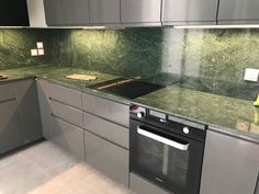 Kitchen cuisine IKEA four Oven induction marbre marble Green Stone Benchtop Kitchen, Verde Guatemala Kitchen, Green Kitchen Countertops Ideas, Green Marble Kitchen Countertops, Stone Benchtop Kitchen, Green Granite Kitchen, Green Onyx Kitchen