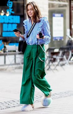 Chic striped-shirt outfit ideas Outfits With Striped Shirts, Green Pants Outfit, Style Casual Chic, Wear Green, Olivia Palermo, Green Pants, Fashion Weeks