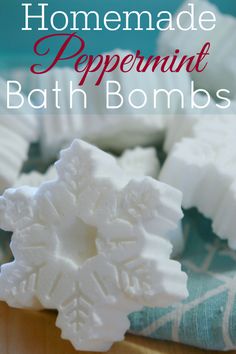 These adorable homemade peppermint bath bombs are really easy to make and use natural ingredients like essential oils. They make a great Christmas gift or a party favor for a Frozen themed party. #ad Homemade Toiletries, Bath Bomb Recipes, Frozen Theme Party, Christmas Planning, Holiday Scents, Homemade Bath Products, Christmas Pins, Homemade Christmas Gifts