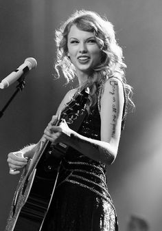 Taylor Swift Black And White Pics, Taylor Swift Black And White Poster, Taylor Swift Black And White Aesthetic, Taylor Swift Photo Wall, Uni Posters, Black And White Taylor Swift, Photo Wall Photos, Taylor Swift Black And White, Taylor In Black