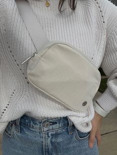 Lululemon Belt Bag White Opal, Lululemon Bag Outfit, Fanny Pack Outfit, Travelling Outfit, Minimalist Wardrobe Capsule, Side Bags For Women