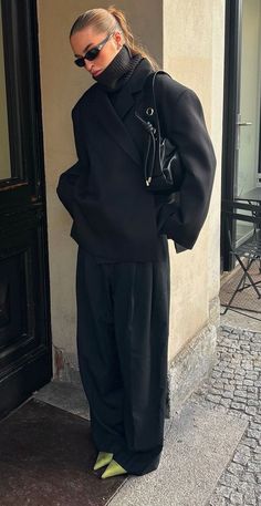 Leather Pants Oversized Shirt, Hailey Bieber Coat, European Winter Style, Autm Outfit, Mimi Nguyen, Nice Dinner Outfits, Formal Outfit Ideas, Feminine Street Style, Teens Outfits