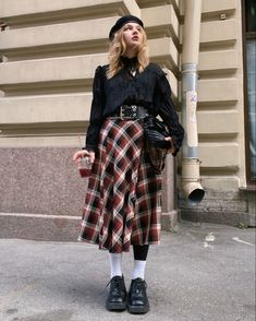 Dark Maximalism Outfits, Corporate Alternative Fashion, Transitional Fall Outfits, Ireland Style, Edgy Work Outfits, Goth Preppy, Preppy Goth, Preppy Punk, Ireland Fashion