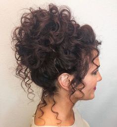 Chou volumineux High Curly Bun  #curly #volumineux High Curly Bun, Curly Bun, Prom Hair Updo, Curly Wedding Hair, Medium Curly, Naturally Curly Hair, Curly Updo, Curly Hair Updo, Beautiful Curls