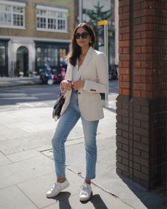 White Blazer Outfits, Straight Leg Jeans Outfits, Stile Casual Chic, Blazer Outfits Casual, Mode Tips, Denim Wear, Mode Casual, Casual Chic Outfit, Casual Work Outfits