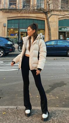 White Platform Chelsea Boots Outfit, Madrid Outfits Winter, Puffer Jacket Outfit Winter Style, White Puffer Jacket Outfit, Nyc Winter