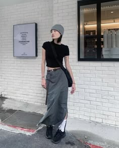 Acini Fashion, Grey Skirt Outfits, Genderfluid Outfit Ideas, Skirt Over Pants Outfits, Genderfluid Outfits, Throw It Back, Fits Aesthetic, Asian Street Style