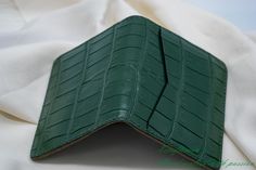 This credit card holder is made of genuine alligator leather and Alran goat leather. The alligator leather is tanned in the highest quality and finished in a very nice green color. It's free from decoloration. The Alran goat leather is well known as one of the best goat leather all over the world. It has a soft touch feeling and deluxe color. DESIGN: This wallet has 1 card slot on the outside for your frequently used card. + 4 card slots on the inside. + 2 hidden slots for folded cash or ID card Stitching Techniques, Leather Card Wallet, Leather Keyring, Leather Card Holder, Clip Wallet, Minimalist Wallet, Money Clip Wallet, Goat Leather, Leather Key