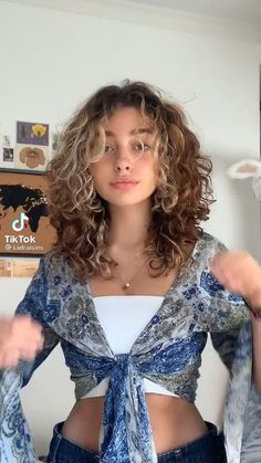 Medium Length Curly Haircuts, Shoulder Length Curly Hair, Curly Hair Inspo, Butterfly Haircut, Curly Haircuts, Haircuts For Wavy Hair, Curly Hair Styles Easy