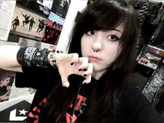 emo scene hair ideas hairstyle side bangs side part emo hair scene hair bangs fringe 2000s myspace girl Emo Fringe Haircut, Emo Fringe Hairstyles, Emo 2000s Hairstyles, Emo Side Fringe, 2000s Hairstyles Bangs, Side Part Emo Hair, Cute Hairstyles Long Hair Straight, Scene Hair Not Styled, Scene Hair Wavy