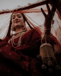 Wedding Picture Poses Indian, Potraits Idea Photography Dark, Bride Indian Poses, Aesthetic Indian Wedding Photography, Dulhan Poses Wedding Photos, Bride Photo Poses Indian, Indian Bride Pictures, Bridal Photography Poses Pakistani, Nikkah Poses For Bride