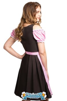 Dirndls zijn de traditionele klederdracht voor vrouwen tijdens het Oktoberfest. Zo ook onze korte variant dirndl Anne-Ruth Pink/Brown. Deze klassieke dirndl is een prachtige dirndl voor een nu wel zéér aantrekkelijke prijs!  Dirndl Anne-Ruth bestaat uit een tirolerjurkje, blouse en schortje. De dirndl Anne-Ruth is gemaakt van 100% polyester en is getailleerd. Ook bevat Anne-Ruth roze/witte sierlinten aan de voorkant met een roze geruite afwerking. De blouse is daarnaast afgewerkt met gesmokt kant.