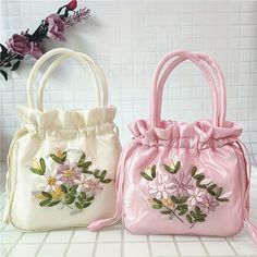 Beautiful Girly Bags Purses Dream Bags, Drawstring Purse, Embroidered Handbag, Retro Bags, Fabric Handbags, Drawstring Bucket Bag, Pink Handbags, Styl Retro