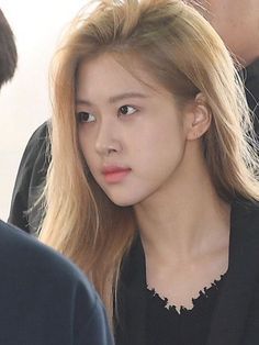 Rosé Piercing Blackpink, Jennie Blackpink No Makeup, Rosé No Makeup Blackpink, Jisoo Without Makeup, Rosé No Makeup, Rosé Piercing, Celebrity Style Icons, Kpop Hair