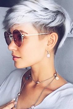 Short Hair Shaved Sides, Bob Lung, Pixie Hair Color, Pixie Haircut Styles, Haircut And Color, Trending Haircuts, Trending Hairstyles