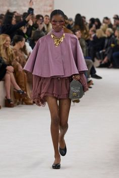 Deze 4 soorten winterjassen mogen niet ontbreken in je kast Chloe Runway, Runway 2024, Paris Fashion Week Runway, Fashion Week Trends, Winter Fashion Outfits Casual, Denim Maxi Dress, Moda Paris, Fall 24