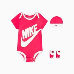 nike-kids-futura-logo-box-3-piece-outfit-ln0073-a4y Newborn Onsies, Pink Sportswear, Bootie Socks, Cute Outfits With Leggings, Baby Nike, Jordan Outfits, Clothes Girl, Layette Set