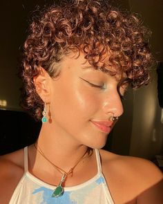 Non Binary Haircuts, Fade Haircut Curly Hair, Curly Afro Hair, Natural Hair Short Cuts, Curly Mullet, Colored Curly Hair